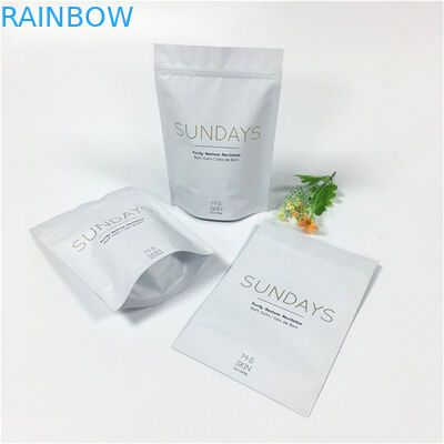 Η στάση που συσκευάζει επάνω τις τσάντες για το σώμα αλάτων λουτρών τρίβει τις συσκευάζοντας τσάντες