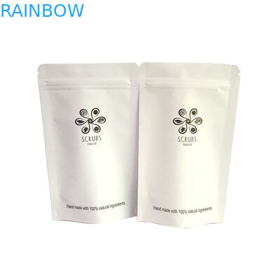 Οι συσκευάζοντας τσάντες καφέ εγγράφου της Kraft στέκονται επάνω τις τσάντες για τη συσκευασία καφέ