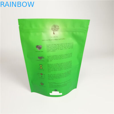 Βαθμός τροφίμων που στέκεται επάνω τις ανακυκλώσιμες συσκευάζοντας τσάντες καφέ με το φερμουάρ