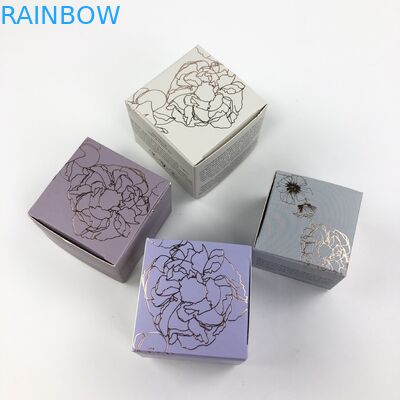 Η μεταλλίνη τελειώνει το ελαφρύ κιβώτιο εγγράφου που συσκευάζει το πτυσσόμενο κιβώτιο για τη συσκευασία ουσιαστικών πετρελαίων