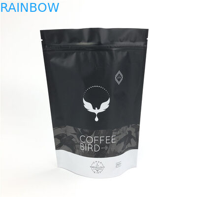 Μαύρες πλαστικές σακούλες πρόχειρων φαγητών μεταλλινών που συσκευάζουν τις τσάντες καφέ με μια βαλβίδα τρόπων