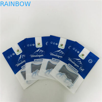 Οι ψηφιακές τσάντες Platic εκτύπωσης με το σαφές παράθυρο στέκονται επάνω τις τσάντες