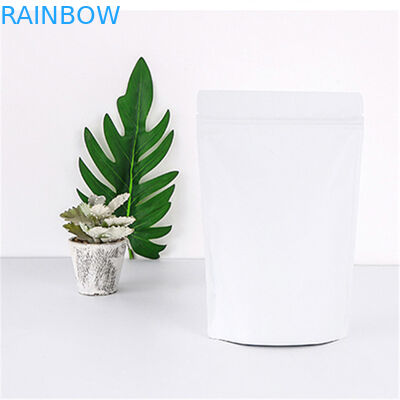 Το σώμα τρίβει την πλαστική στάση φύλλων αλουμινίου αλουμινίου επάνω στη σακούλα με το φερμουάρ