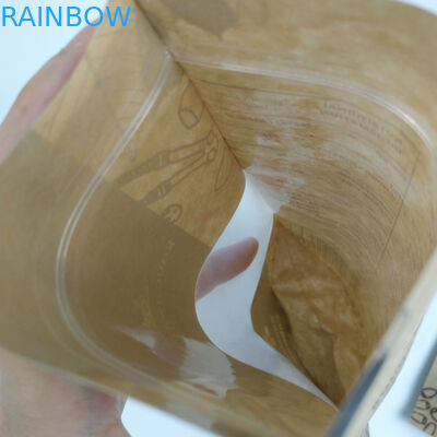 Η αδιάβροχη στάση πρόχειρων φαγητών τοποθέτησε επάνω τις καφετιές Ziplock εγγράφου της Kraft τσάντες με το παράθυρο σε στρώματα