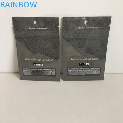 Η στάση απόδειξης μυρωδιάς επάνω στις τσάντες Mylar σακουλών με Ziplock 1g τις καννάβεις ανθίζει τις πλαστικές σακούλες με το σαφές παράθυρο τρυπών κρεμαστρών