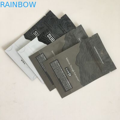 Η στάση απόδειξης μυρωδιάς επάνω στις τσάντες Mylar σακουλών με Ziplock 1g τις καννάβεις ανθίζει τις πλαστικές σακούλες με το σαφές παράθυρο τρυπών κρεμαστρών