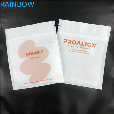 Η επίπεδη συνήθεια τύπωσε τις πλαστικές σακούλες που συσκευάζουν για τον ευθυγραμμιστή δοντιών