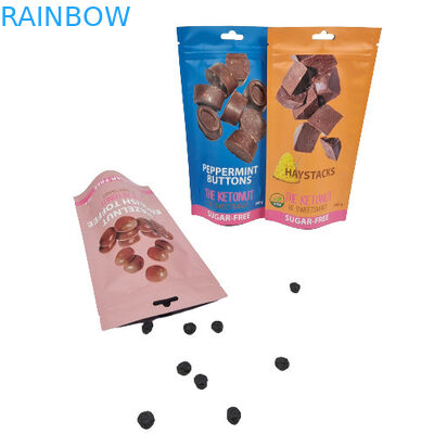 Χρωματισμένη στάση τσαντών συσκευασίας τροφίμων επάνω στις τοποθετημένες σε στρώματα τσάντες κλειδαριών φερμουάρ Mylar φύλλων αλουμινίου αργιλίου βαθμού τροφίμων