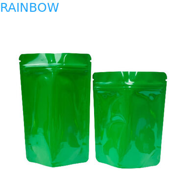 Τοποθετημένη σε στρώματα πλαστική στάση Doypack επάνω στην απόδειξη μυρωδιάς σακουλών