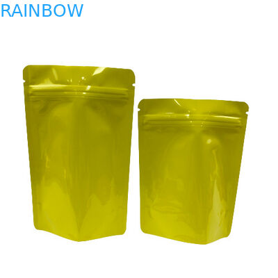 Τοποθετημένη σε στρώματα πλαστική στάση Doypack επάνω στην απόδειξη μυρωδιάς σακουλών