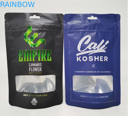 Πλαστικό βοτανικό θυμίαμα φύλλων αλουμινίου που συσκευάζει τη στάση τσαντών Mylar επάνω στο λουλούδι καννάβεων σακουλών