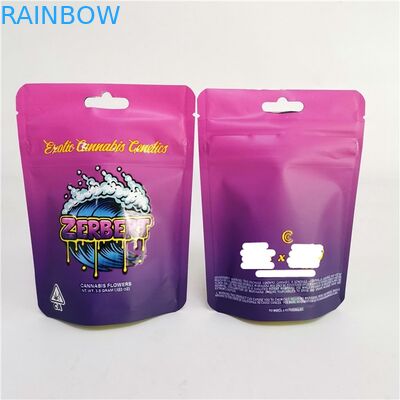 Πλαστικό βοτανικό θυμίαμα φύλλων αλουμινίου που συσκευάζει τη στάση τσαντών Mylar επάνω στο λουλούδι καννάβεων σακουλών