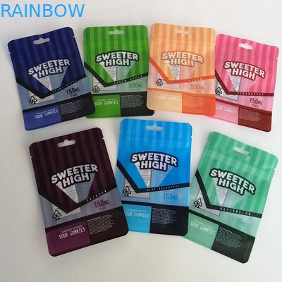 Πλαστικό βοτανικό θυμίαμα φύλλων αλουμινίου που συσκευάζει τη στάση τσαντών Mylar επάνω στο λουλούδι καννάβεων σακουλών