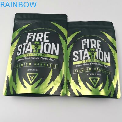 Πλαστικό βοτανικό θυμίαμα φύλλων αλουμινίου που συσκευάζει τη στάση τσαντών Mylar επάνω στο λουλούδι καννάβεων σακουλών