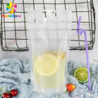 Διαφανής υγρός πίνει τις συσκευάζοντας τσάντες σακουλών τροφίμων στέκεται επάνω το FDA με τις λαβές/τα άχυρα