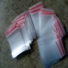 Μικρές διαφανείς πλαστικές σακούλες που συσκευάζουν με το φερμουάρ για τη συσκευασία σκουλαρικιών