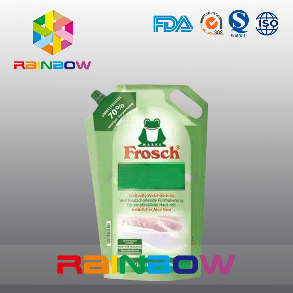 Η στάση φύλλων αλουμινίου αργιλίου ρίχνει επάνω τη σακούλα με την τρύπα χεριών για την καθαριστική συσκευασία πλυντηρίων