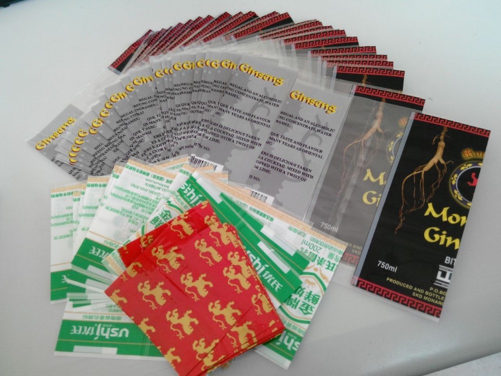 Η εφαρμογή χεριών συρρικνώνεται τις ετικέτες μανικιών για τη συσκευασία μπουκαλιών νερό καρύδων