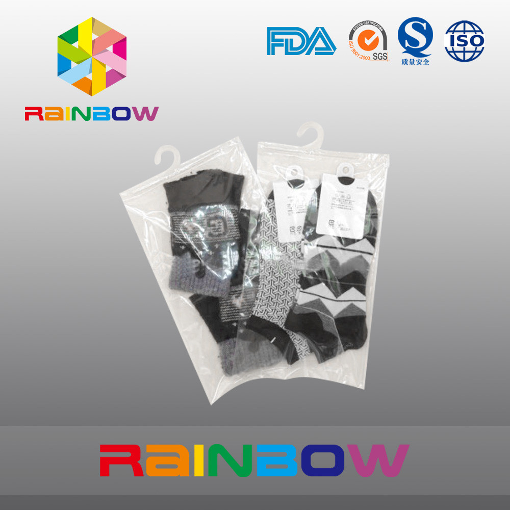 Άσπρες σαφείς πλαστικές σακούλες γάλακτος που συσκευάζουν την κρεμώντας τσάντα γάντζων με το φερμουάρ για τις κάλτσες