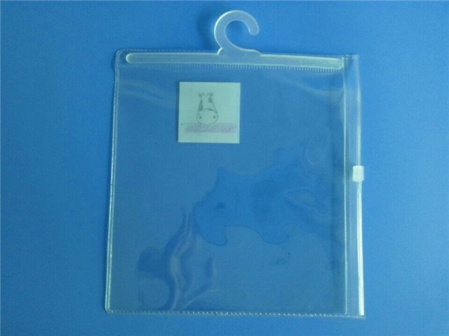 Τυπωμένη συσκευάζοντας τσάντα μαντίλι συνήθειας πλαστική με το γάντζο/τη σαφή κρεμώντας τσάντα καλτσών