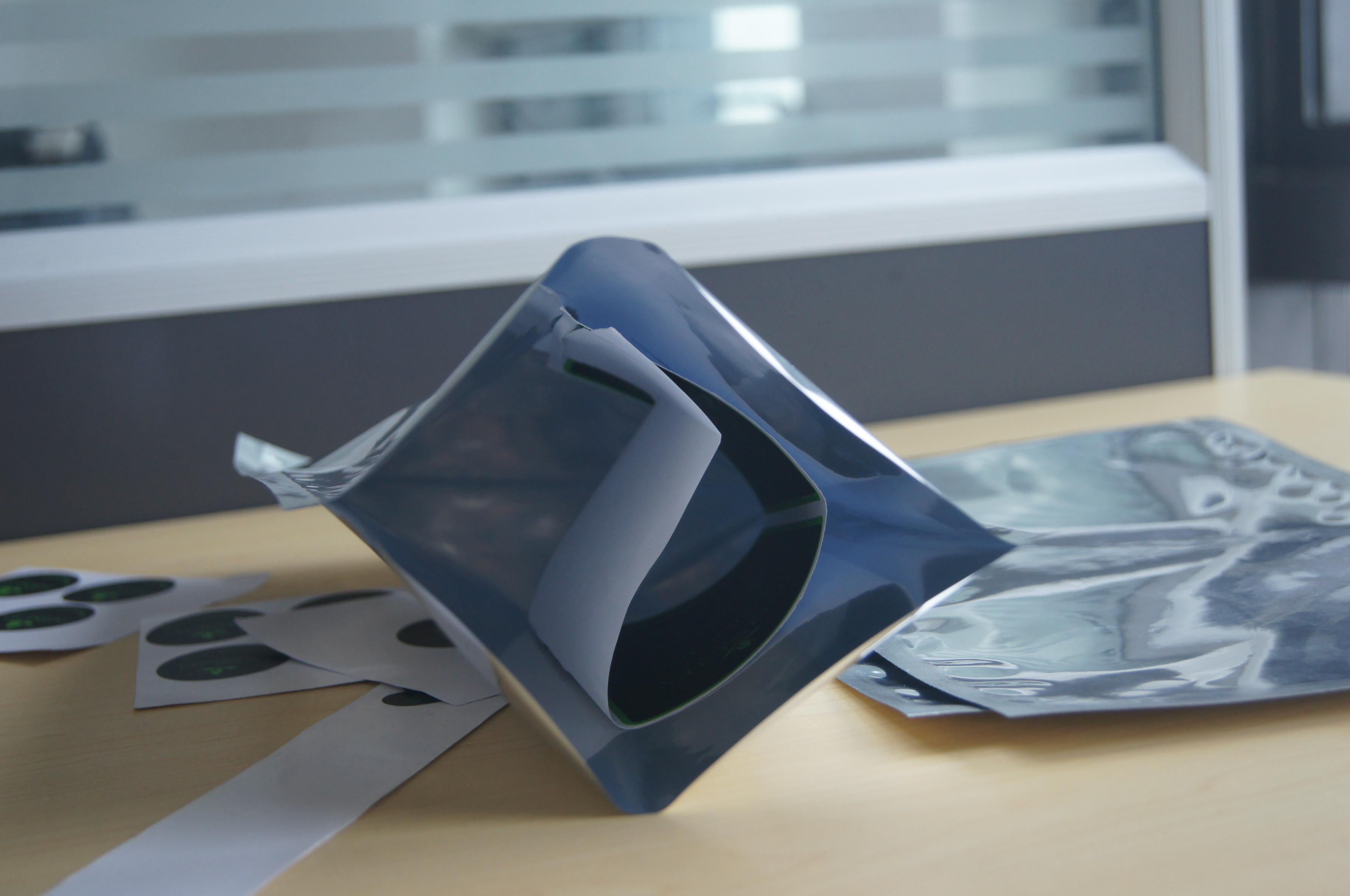 Η μεταλλίνη επίπεδων κατώτατων σημείων τελειώνει τη συσκευασία σακουλών φύλλων αλουμινίου αλουμινίου για τον καφέ, ασημένιος δεσμός κασσίτερου