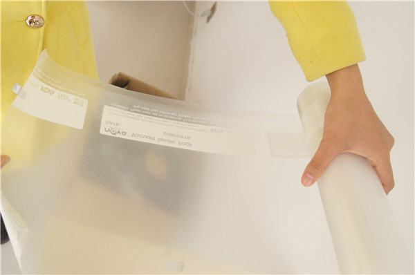 Το πλαστικό νάυλον υλικό PE και η επιφάνεια αποτύπωσης σε ανάγλυφο που χειρίζεται sealer αποταμιευτών τροφίμων εμπορικού βαθμού την κενή συσκευάζοντας τσάντα κυλούν