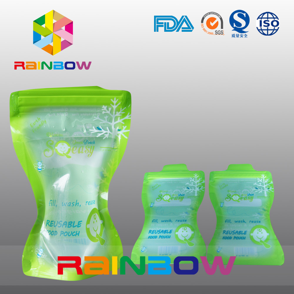 Η υγρή συσκευασία σακουλών σωλήνων, στέκεται επάνω τη σακούλα μωρών με τους σωλήνες