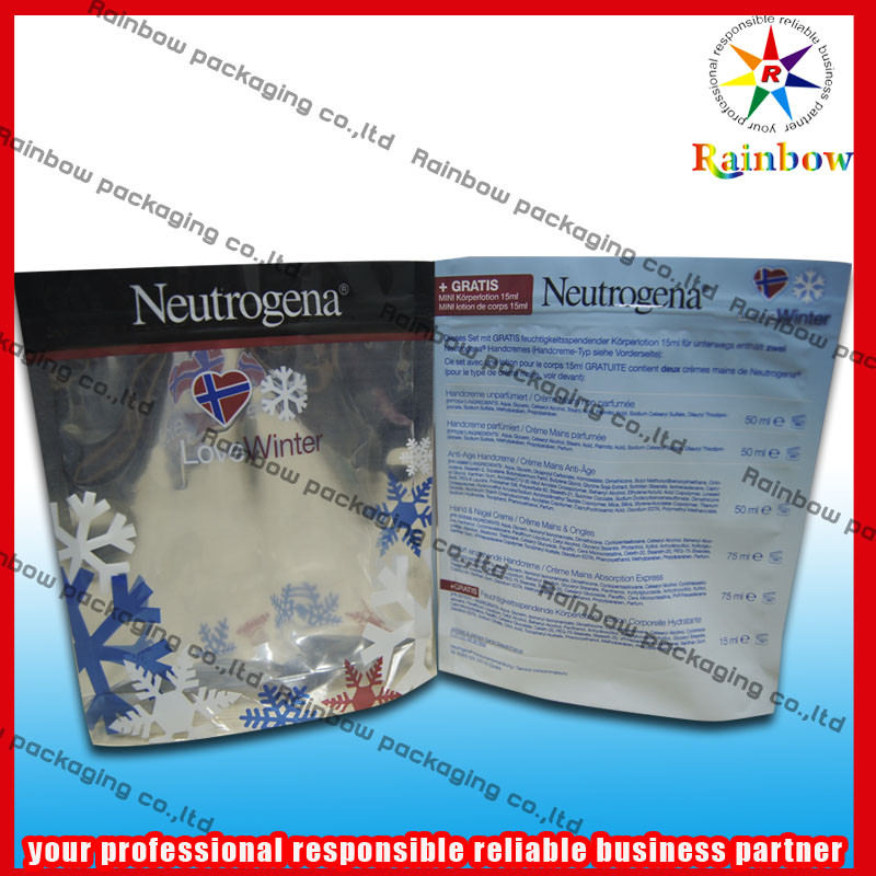 Στάση φύλλων αλουμινίου επάνω στην καλλυντική συσκευάζοντας τσάντα που ανακυκλώνεται με Ziplock για τη σκόνη μαργαριταριών