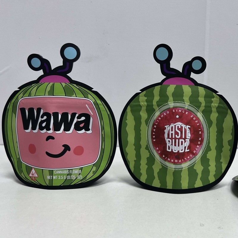 Πλαστικό βοτανικό θυμίαμα φύλλων αλουμινίου που συσκευάζει τη στάση τσαντών Mylar επάνω στο λουλούδι καννάβεων σακουλών