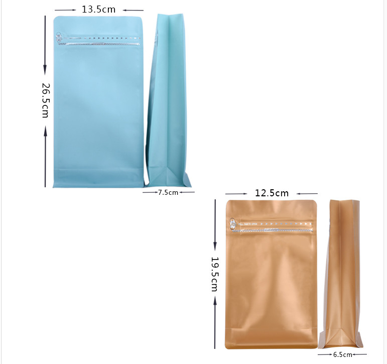 Επαναχρησιμοποιήσιμες ματ μαύρες πλαστικές σακούλες που συσκευάζουν τη στάση επάνω στη σακούλα για το φασόλι καφέ