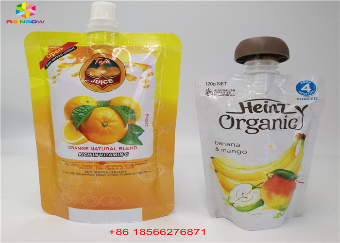 Οι επαναχρησιμοποιήσιμες υγρές τσάντες σωλήνων, στέκονται επάνω τις σακούλες με τους σωλήνες χυμού φύλλων αλουμινίου ΚΑΠ Doypack