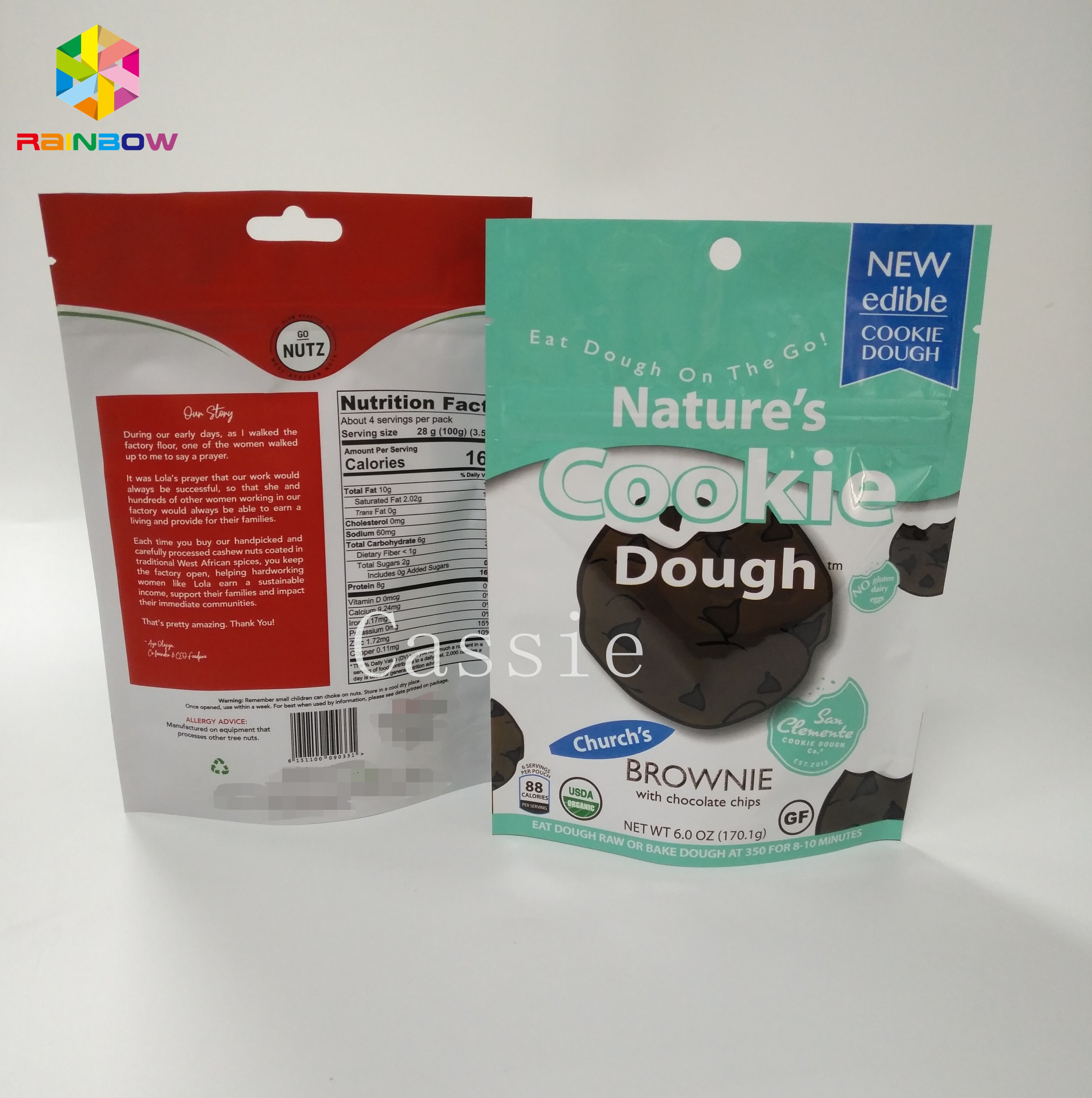 Τυπωμένα τα συνήθεια μπισκότα απόδειξης μυρωδιάς τσαντών πρόχειρων φαγητών συσκευάζοντας στέκονται επάνω τη σακούλα με Ziplock