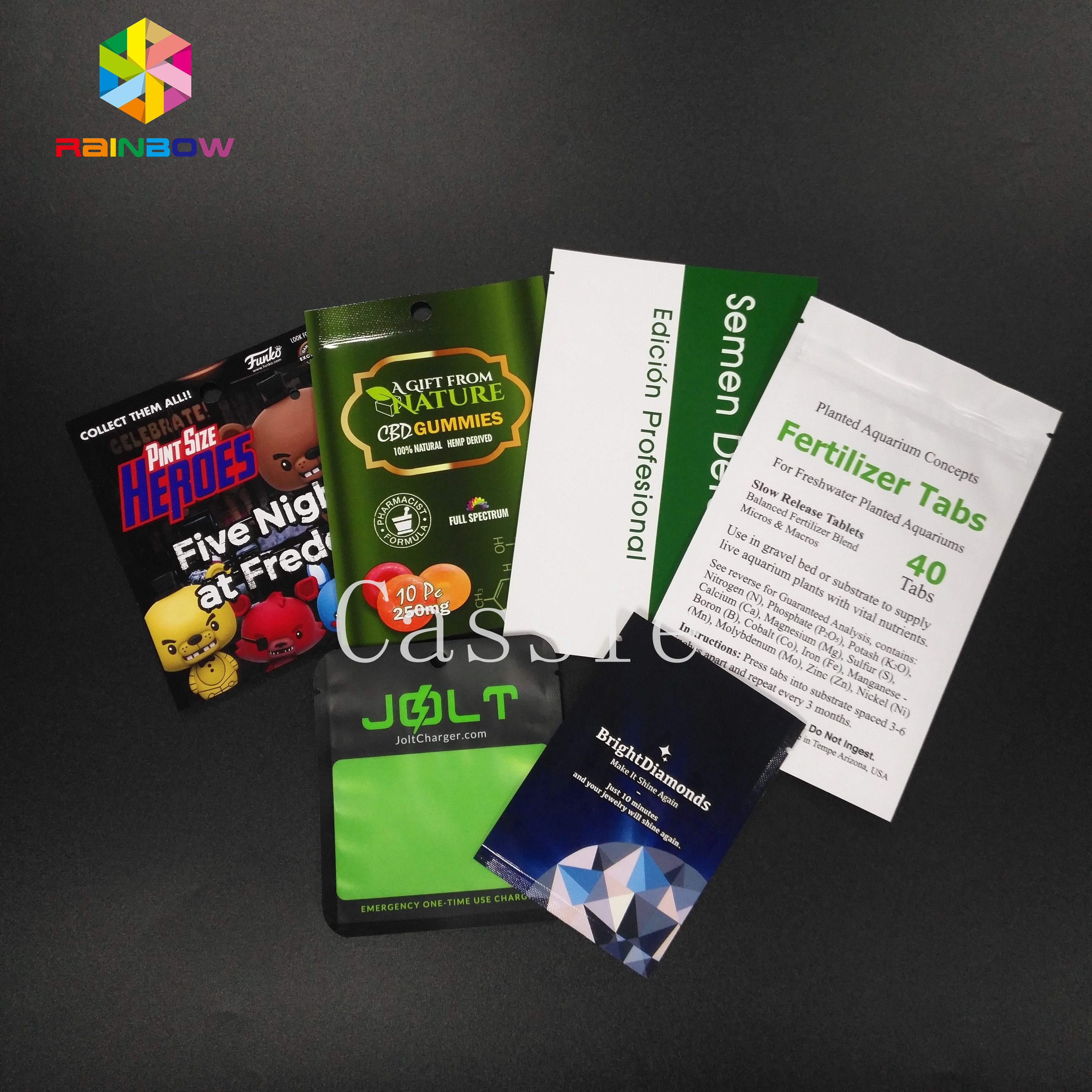 Η καλλυντική του προσώπου στάση μασκών επάνω στη σακούλα φερμουάρ τοποθετεί την πλαστική υγρασία υλικού συσκευασίας σε σάκκο - απόδειξη