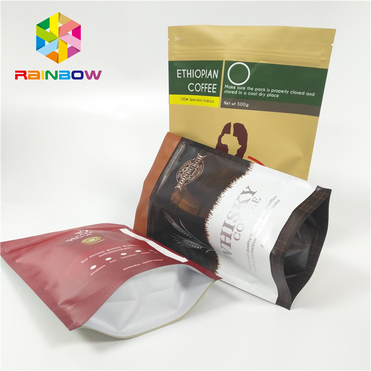 Τοποθετημένες σε στρώματα υλικές πλαστικές σακούλες τροφίμων που συσκευάζουν το φύλλο αλουμινίου αργιλίου με τη βαλβίδα