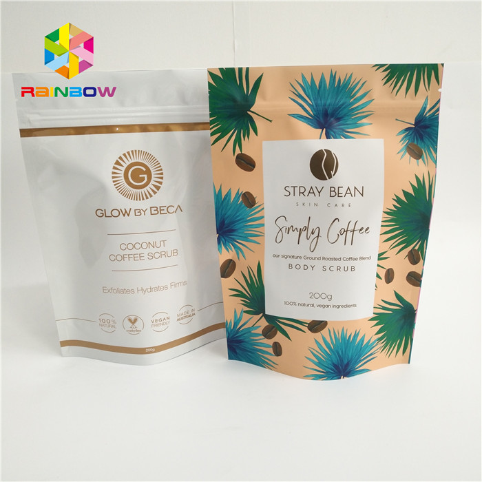 Στάση φύλλων αλουμινίου αργιλίου επάνω στις σακούλες καφέ, πλαστικές Ziplock τσάντες με τις εγκοπές δακρυ'ων