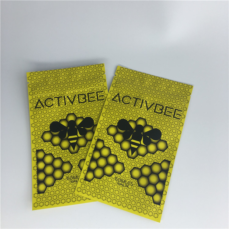 Δευτερεύουσα στάση σφραγίδων τρία επάνω στην πλαστική συσκευασία ζιζανίων καπνών κλειδαριών φερμουάρ Mylar σακουλών καφέ