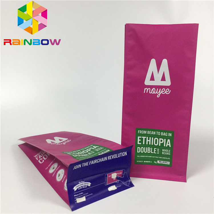 Η συσκευασία σακουλών φύλλων αλουμινίου αργιλίου, στέκεται επάνω το επίπεδο κατώτατο σημείο τσαντών καφέ με τη βαλβίδα