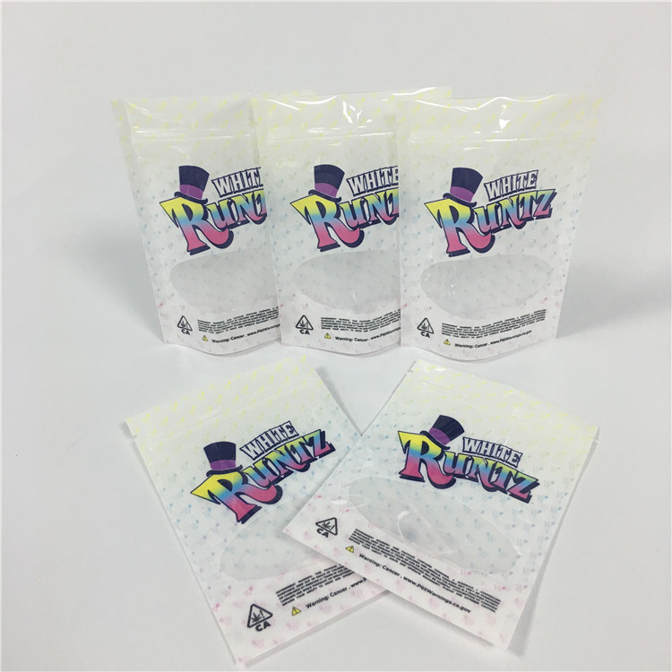 Η άσπρη στάση απόδειξης μυρωδιάς Runtz επάνω στο ζιζάνιο σακουλών τοποθετεί τις συσκευάζοντας τσάντες Mylar σε σάκκο Doypack