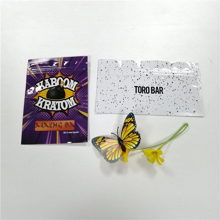 Η σακούλα φύλλων αλουμινίου απόδειξης μυρωδιάς που συσκευάζει τις τσάντες κλειδαριών φερμουάρ Mylar στέκεται επάνω την τυπωμένη ύλη συνήθειας σακουλών