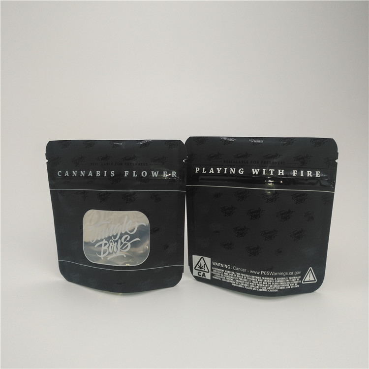 Μαύρη στάση φύλλων αλουμινίου αργιλίου Mylar μεταλλινών επάνω στην ιατρική συσκευασία φύλλων καπνών σακουλών