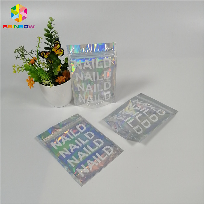 Καλλυντική συσκευάζοντας στάση τσαντών φύλλων αλουμινίου αργιλίου επάνω στην απόδειξη μυρωδιάς σακουλών για το ζιζάνιο καννάβεων