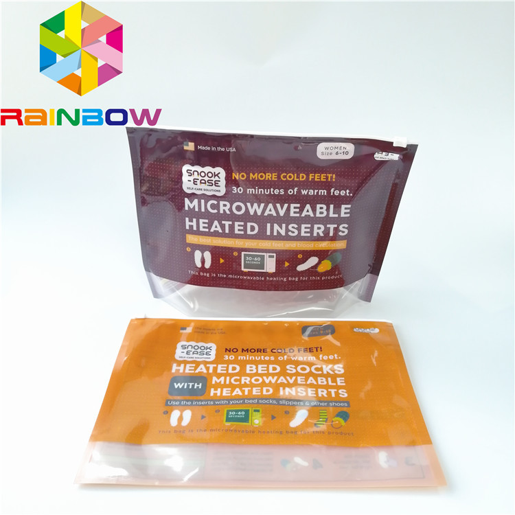 Πλαστικές σακούλες ενδυμάτων εσώρουχων ατόμων που συσκευάζουν τη στάση που γλιστρά επάνω τη συνήθεια τσαντών φερμουάρ