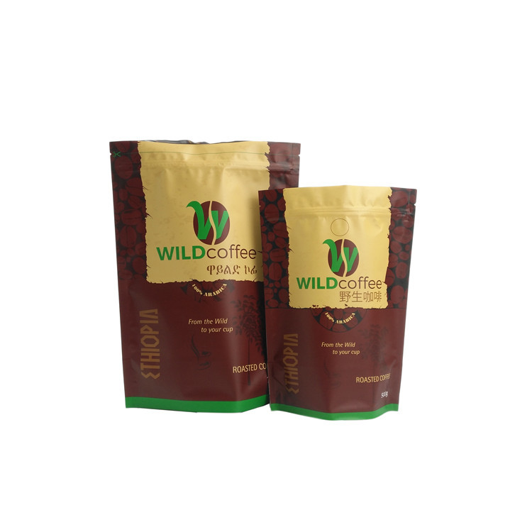 Η μεταλλίνη συνήθειας τελειώνει τις τσάντες τσαγιού καφέ, στάση φύλλων αλουμινίου αργιλίου επάνω στη σακούλα με το φερμουάρ