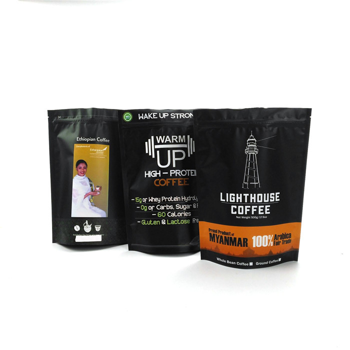 Οι άσπρες 1kg φύλλων αλουμινίου αργιλίου τσάντες Mylar καφέ μεταλλινών στέκονται επάνω τη σακούλα φασολιών καφέ με το φερμουάρ