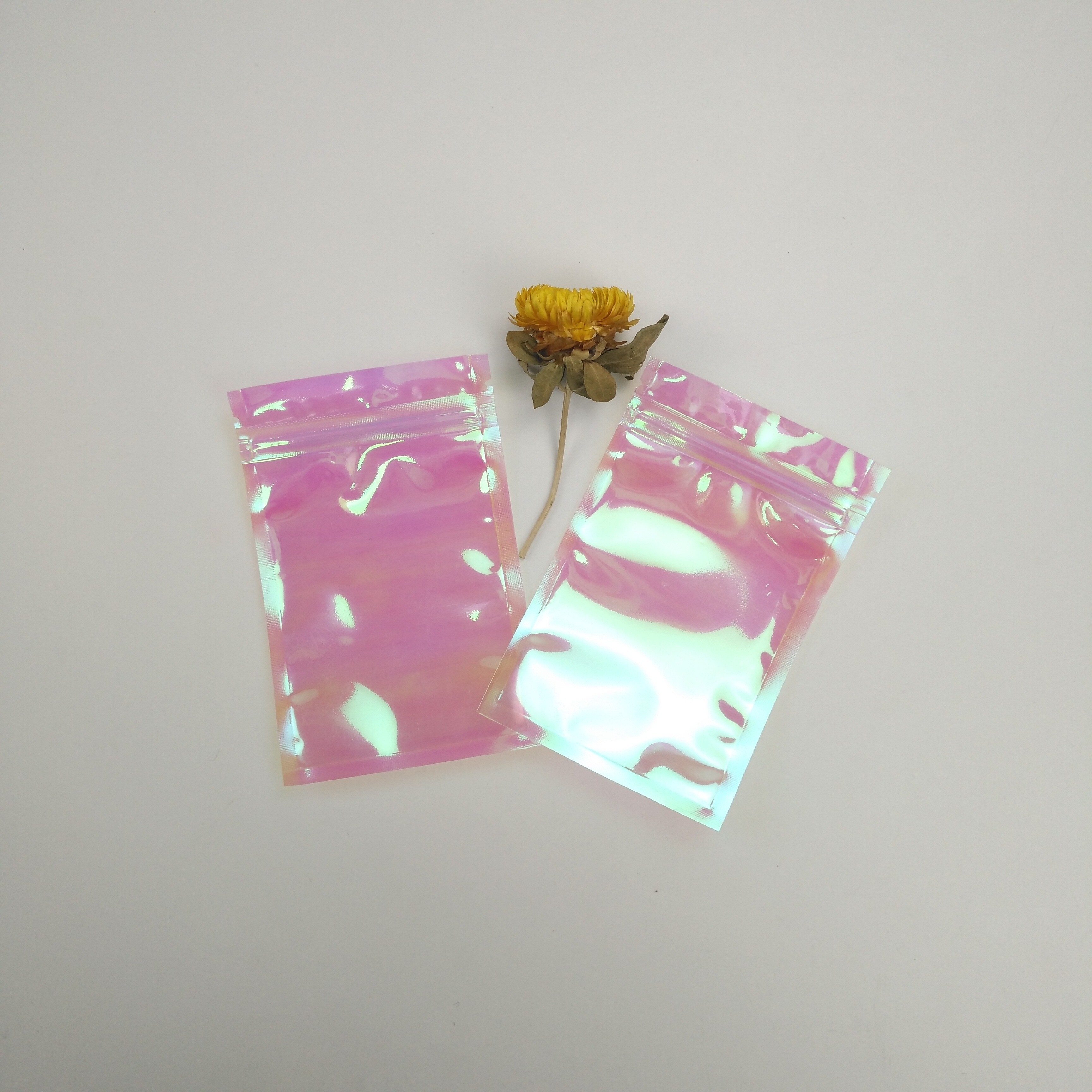 Η στάση φύλλων αλουμινίου αργιλίου επάνω στη συσκευάζοντας μεταλλίνη σακουλών τελειώνει την πλαστική καλλυντική του προσώπου τσάντα μασκών