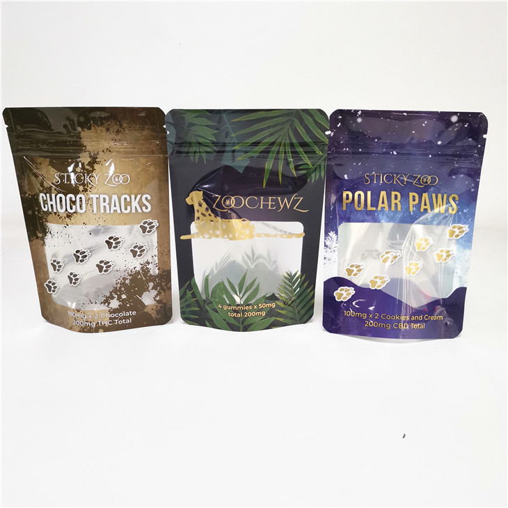 Στάση μπισκότων CBD 3x4 ζιζανίων φύλλων αλουμινίου αργιλίου επάνω στην τσάντα φερμουάρ