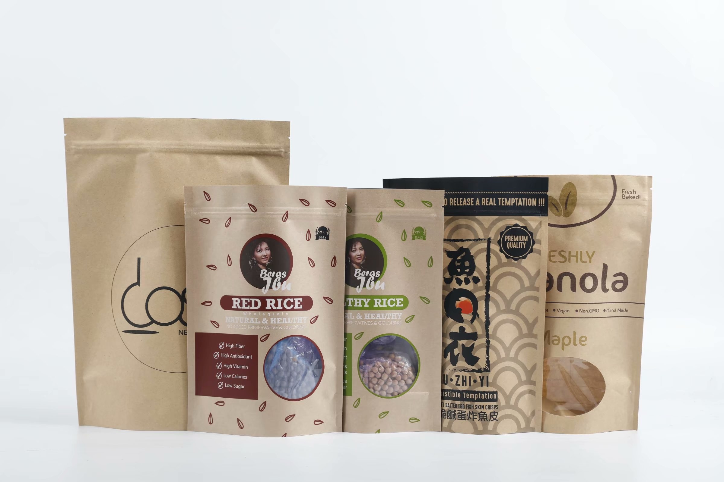 Υγρασία - τα μπισκότα απόδειξης στέκονται επάνω τη σακούλα εγγράφου της Kraft