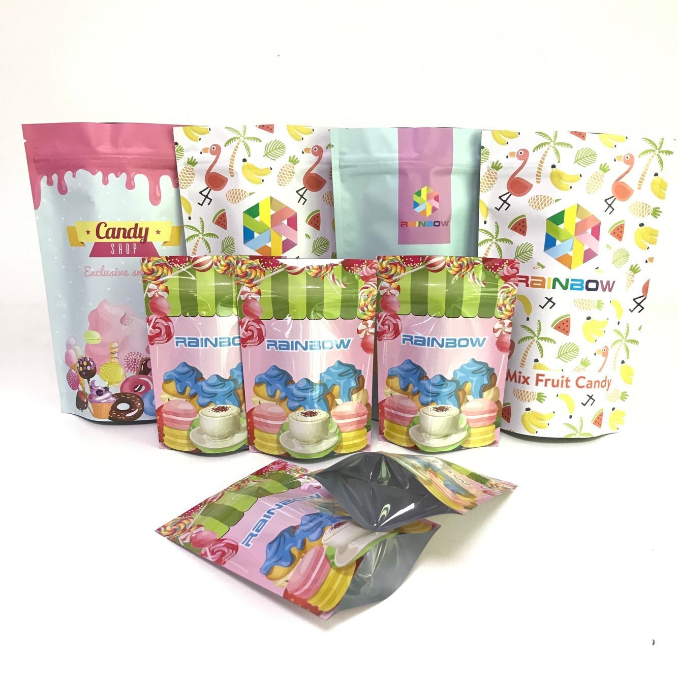 Ψηφιακή στάση εκτύπωσης επάνω στο φύλλο αλουμινίου αργιλίου που παρουσιάζει συσκευάζοντας τσάντες καραμελών τσαντών