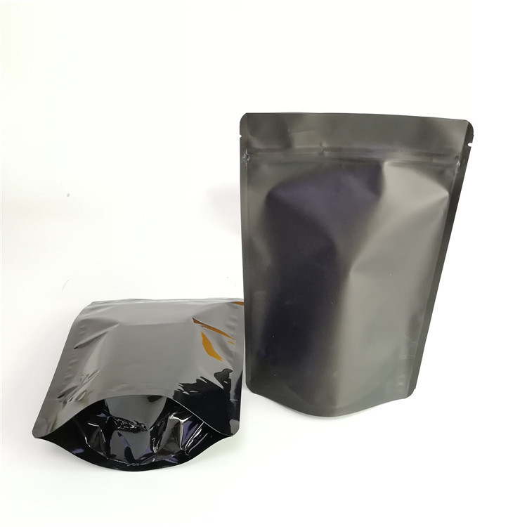 Η μεταλλίνη ή η στιλπνή συνήθεια φύλλων αλουμινίου αργιλίου αποδεκτή στέκεται επάνω τις σακούλες με το φερμουάρ