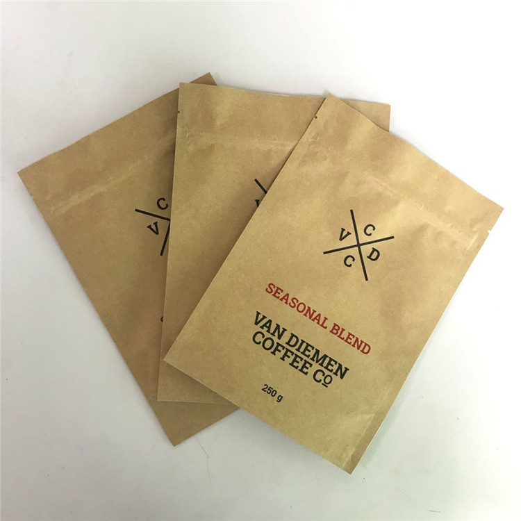 Στάση κλειδαριών φερμουάρ της Kraft επάνω στις σακούλες με την εγκοπή δακρυ'ων και το παράθυρο μεταλλινών